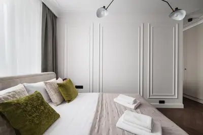 Łóżko lub łóżka w pokoju w obiekcie City Centre Deluxe Apartment by BookingHost