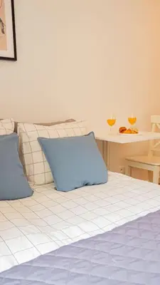 Łóżko lub łóżka w pokoju w obiekcie Mini kawalerka w samym Centrum Warszawy