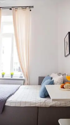 Łóżko lub łóżka w pokoju w obiekcie Mini kawalerka w samym Centrum Warszawy