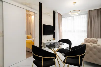 Telewizja i/lub zestaw kina domowego w obiekcie Urban Apartaments - Great Location - City Center - Grzybowska 37