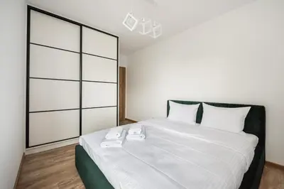 Łóżko lub łóżka w pokoju w obiekcie Ursus Cosy Apartments by BookingHost