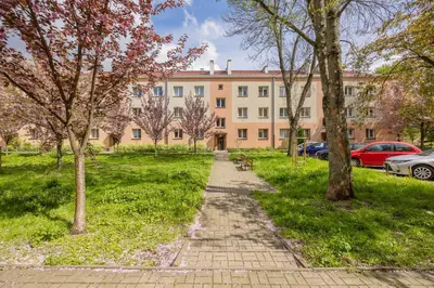Ogród w obiekcie Spacious Apartment for 6 People Near the Old Town by Noclegi Renters