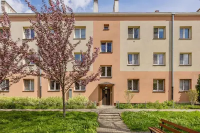 Ogród w obiekcie Spacious Apartment for 6 People Near the Old Town by Noclegi Renters