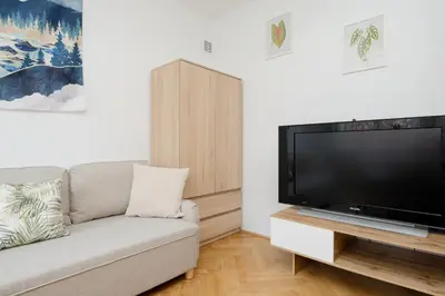 Telewizja i/lub zestaw kina domowego w obiekcie Spacious Apartment for 6 People Near the Old Town by Noclegi Renters
