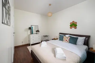 Łóżko lub łóżka w pokoju w obiekcie Las Kabacki Comfy Apartment by BookingHost