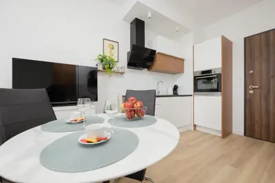 Kuchnia lub aneks kuchenny w obiekcie Sarmacka 27 studio 3-close to Medicover and Paley