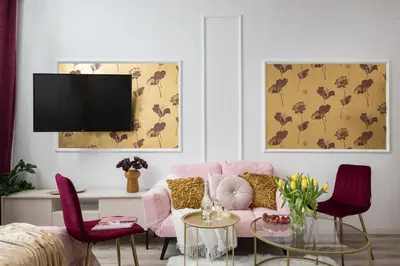Telewizja i/lub zestaw kina domowego w obiekcie Pink Elephant 2x1BR Studio in historic Tenement House 1 km from Warsaw Central