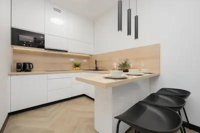 Kuchnia lub aneks kuchenny w obiekcie Przytulny Apartament z Parkingiem i Tarasem w Warszawie by Noclegi Renters