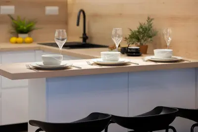 Zestaw do parzenia kawy i herbaty w obiekcie Przytulny Apartament z Parkingiem i Tarasem w Warszawie by Noclegi Renters