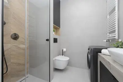 Łazienka w obiekcie Przytulny Apartament z Parkingiem i Tarasem w Warszawie by Noclegi Renters