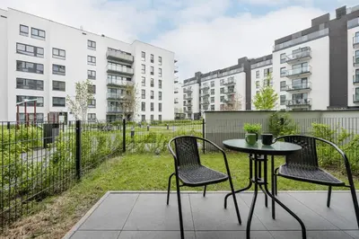 Ogród w obiekcie Przytulny Apartament z Parkingiem i Tarasem w Warszawie by Noclegi Renters