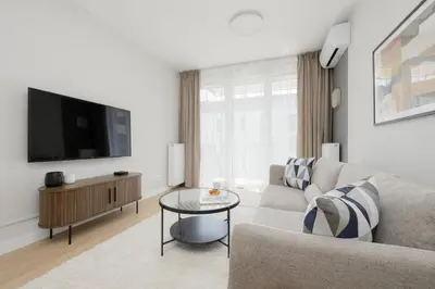 Telewizja i/lub zestaw kina domowego w obiekcie Luxurious Apartments in Warsaw with Sauna and Gym by Renters Prestige