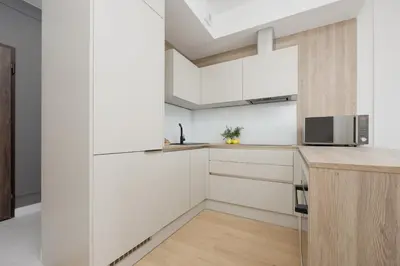 Kuchnia lub aneks kuchenny w obiekcie Luxurious Apartments in Warsaw with Sauna and Gym by Renters Prestige
