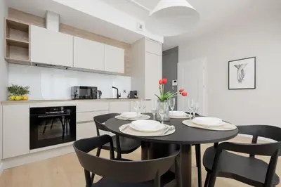 Kuchnia lub aneks kuchenny w obiekcie Luxurious Apartments in Warsaw with Sauna and Gym by Renters Prestige