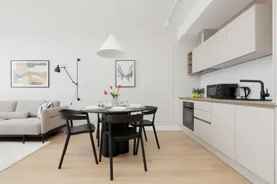 Kuchnia lub aneks kuchenny w obiekcie Luxurious Apartments in Warsaw with Sauna and Gym by Renters Prestige