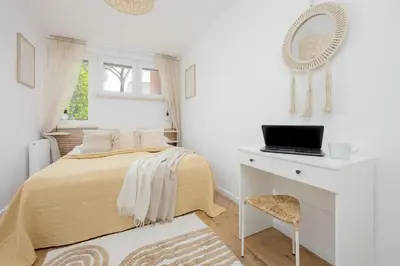 Łóżko lub łóżka w pokoju w obiekcie Cozy Apartment near Royal Baths Park by Noclegi Renters
