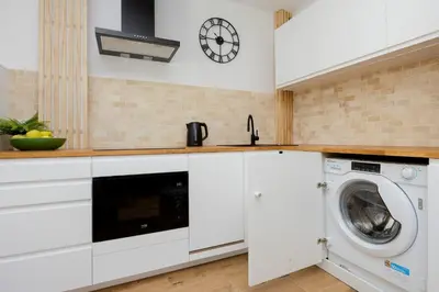 Kuchnia lub aneks kuchenny w obiekcie Cozy Apartment near Royal Baths Park by Noclegi Renters