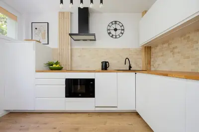 Kuchnia lub aneks kuchenny w obiekcie Cozy Apartment near Royal Baths Park by Noclegi Renters