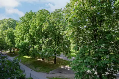 Ogród w obiekcie Cozy Apartment near Royal Baths Park by Noclegi Renters