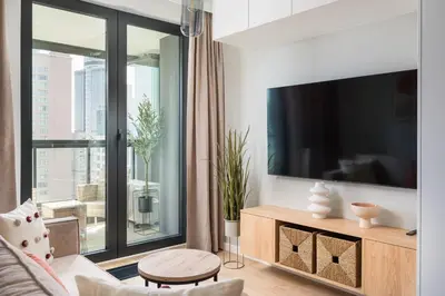 Telewizja i/lub zestaw kina domowego w obiekcie Grzybowska City View Apartments by BookingHost