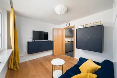 Telewizja i/lub zestaw kina domowego w obiekcie Wspólna City View Studio by BookingHost