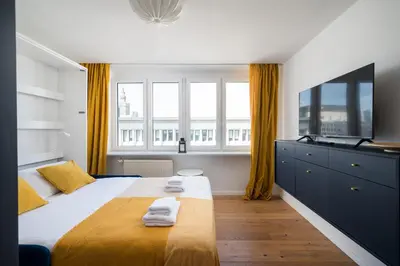 Łóżko lub łóżka w pokoju w obiekcie Wspólna City View Studio by BookingHost