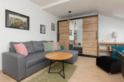 Część wypoczynkowa w obiekcie Family Apartment in Warsaw with 3 Bedrooms & AC near Metro Stokłosy by Noclegi Renters