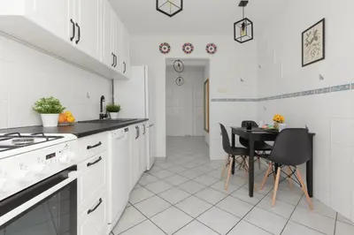 Kuchnia lub aneks kuchenny w obiekcie Family Apartment in Warsaw with 3 Bedrooms & AC near Metro Stokłosy by Noclegi Renters