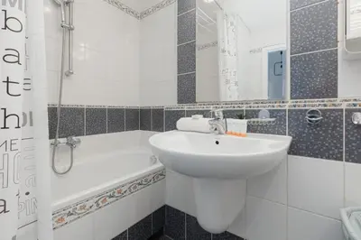 Łazienka w obiekcie Family Apartment in Warsaw with 3 Bedrooms & AC near Metro Stokłosy by Noclegi Renters