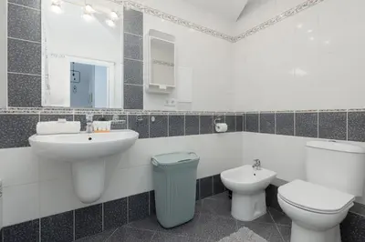 Łazienka w obiekcie Family Apartment in Warsaw with 3 Bedrooms & AC near Metro Stokłosy by Noclegi Renters