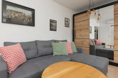 Część wypoczynkowa w obiekcie Family Apartment in Warsaw with 3 Bedrooms & AC near Metro Stokłosy by Noclegi Renters