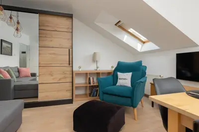 Część wypoczynkowa w obiekcie Family Apartment in Warsaw with 3 Bedrooms & AC near Metro Stokłosy by Noclegi Renters