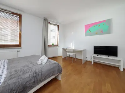 Telewizja i/lub zestaw kina domowego w obiekcie Apartment near the US embassy