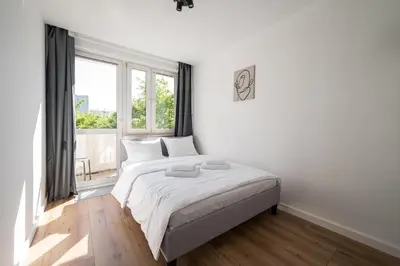 Łóżko lub łóżka w pokoju w obiekcie Ochota Comfort Apartment by BookingHost