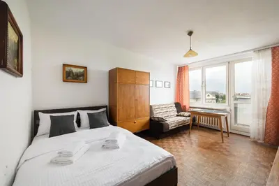 Łóżko lub łóżka w pokoju w obiekcie Old Town 3-Bedroom Apartment by BookingHost