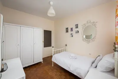 Łóżko lub łóżka w pokoju w obiekcie Old Town 3-Bedroom Apartment by BookingHost