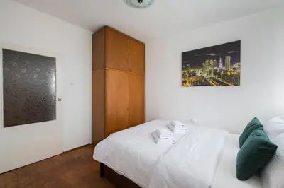 Łóżko lub łóżka w pokoju w obiekcie Old Town 3-Bedroom Apartment by BookingHost
