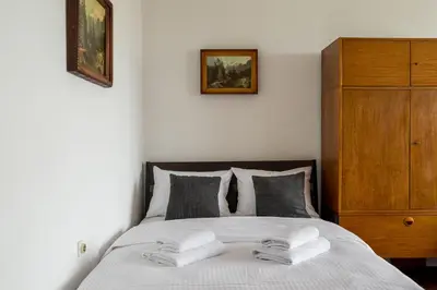 Łóżko lub łóżka w pokoju w obiekcie Old Town 3-Bedroom Apartment by BookingHost