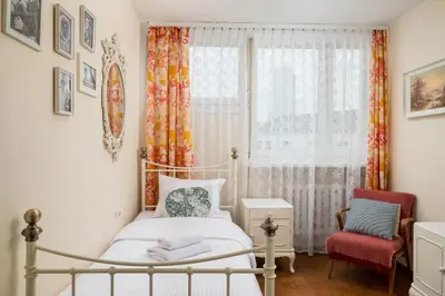 Łóżko lub łóżka w pokoju w obiekcie Old Town 3-Bedroom Apartment by BookingHost