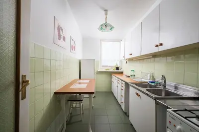Kuchnia lub aneks kuchenny w obiekcie Old Town 3-Bedroom Apartment by BookingHost