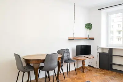 Telewizja i/lub zestaw kina domowego w obiekcie Plac Wilsona Comfort Apartment by BookingHost