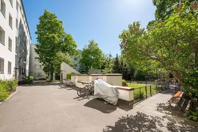Ogród w obiekcie Plac Wilsona Comfort Apartment by BookingHost