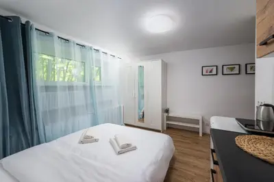 Łóżko lub łóżka w pokoju w obiekcie Pole Mokotowskie Comfort Studio by BookingHost