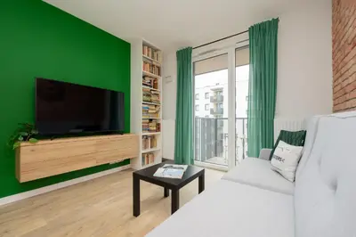 Telewizja i/lub zestaw kina domowego w obiekcie Industrial Apartment with Parking Fort Wola by Noclegi Renters