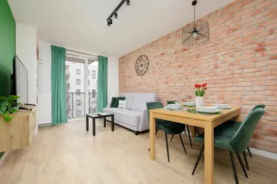 Część wypoczynkowa w obiekcie Industrial Apartment with Parking Fort Wola by Noclegi Renters