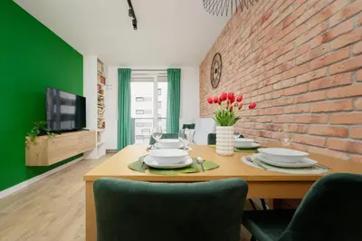 Telewizja i/lub zestaw kina domowego w obiekcie Industrial Apartment with Parking Fort Wola by Noclegi Renters