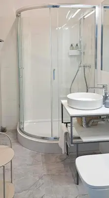 Łazienka w obiekcie Falcon Apartment 5 Metro SGH
