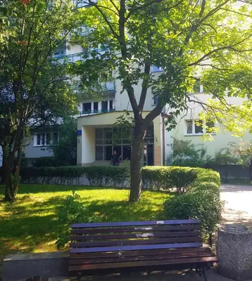Ogród w obiekcie Falcon Apartment 5 Metro SGH