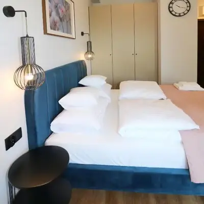 Falcon Apartment 5 Metro SGH