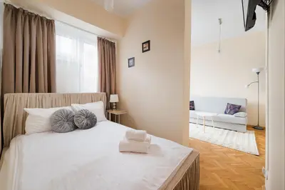 Łóżko lub łóżka w pokoju w obiekcie Rondo ONZ Standard Studio by BookingHost